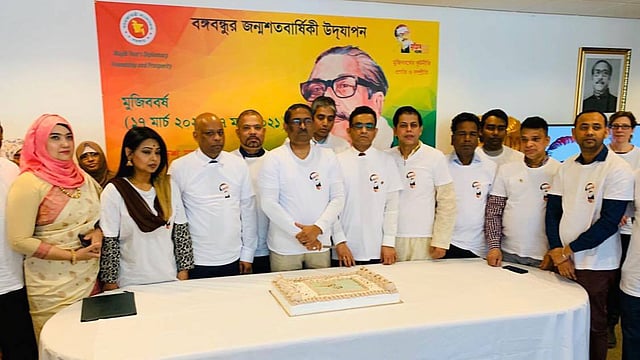 অনুষ্ঠানে রাষ্ট্রদূতের সঙ্গে প্রবাসী বাঙালিরা। ছবি: লেখক