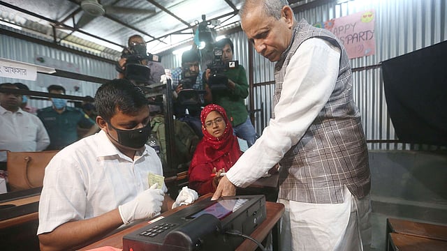 বারবার চেষ্টা করেও ভোট দিতে পারেননি আওয়ামী লীগের প্রার্থী শফিউল ইসলাম। আঙুলের ছাপ ও জাতীয় পরিচয়পত্রের নম্বর না মেলায় ভোট দিতে পারেননি তিনি। ছবি: প্রথম আলো