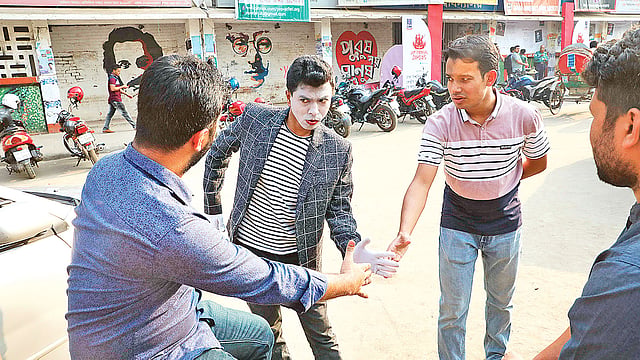 টিএসসিতে মূকাভিনয়ের মাধ্যমে মানুষকে সচেতন করার চেষ্টা করছেন ঢাকা বিশ্ববিদ্যালয়ের শিক্ষার্থীরা