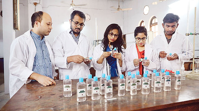 বুয়েটের শিক্ষার্থীরা তৈরি করেছেন হ্যান্ড স্যানিটাইজার। ছবি: আবদুস সালাম