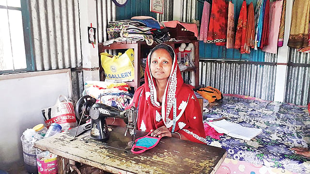 বাড়িতে বসে গরিব মানুষের জন্য মাস্ক তৈরি করেন গৃহবধূ মিলিতা চৌধুরী। গতকাল বরিশালের আগৈলঝাড়ার শিহিপাশা গ্রামে। ছবি: প্রথম আলো