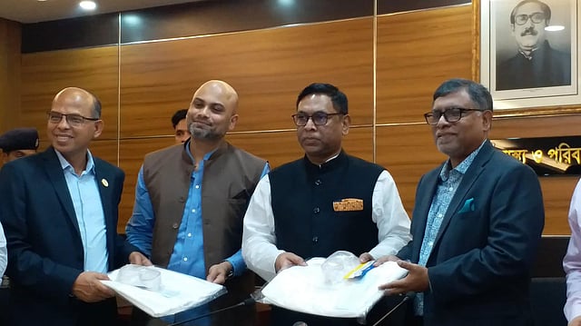সচিবালয়ে সোমবারের অনুষ্ঠানে স্বাস্থ্যমন্ত্রী জাহিদ মালেকসহ অন্যরা। ছবি: প্রথম আলো