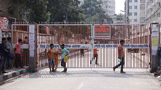 রোববার থেকে টোলারবাগ আবাসিক এলাকার বাসিন্দারা নিজ উদ্যোগে পুরো এলাকা লকডাউনের ব্যবস্থা শুরু করেছেন। ছবি: দীপু মালাকার