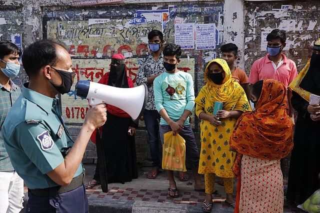 এলাকায় বাইরের লোকজনের প্রবেশ সীমাবদ্ধ করে দেওয়া হয়েছে। ছবি: দীপু মালাকার