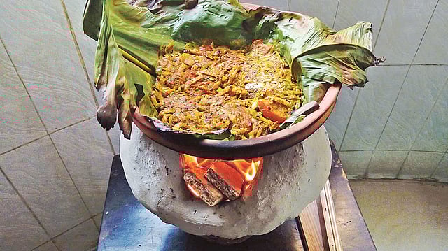 রান্না হচ্ছে মাটির চুলায়। ছবি: নকশা