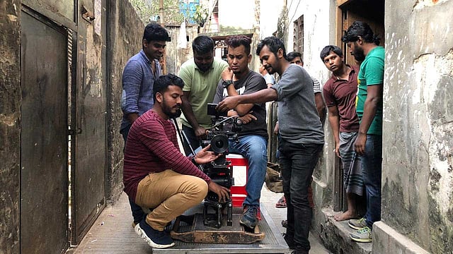একটি নাটকের শুটিংয়ে একসঙ্গে ক্যামেরার পেছনের অনেক মানুষ। ছবি সংগৃহীত