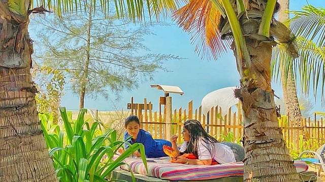 ঘুরে বেড়ানোর ছবি পোস্ট করছেন মেহজাবীন।