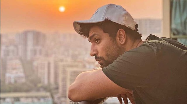 ঘরের বারান্দায় দাঁড়িয়ে সূর্যাস্ত দেখছেন ভিকি কৌশল।