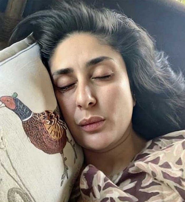 ঘরে ঘুমাচ্ছেন কারিনা কাপুর।