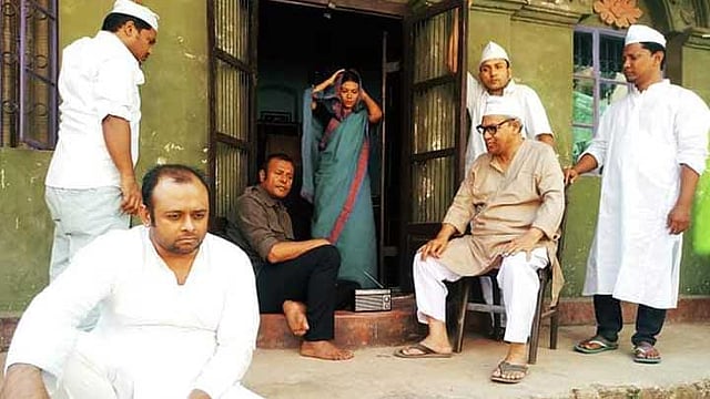 একটি স্বল্পদৈর্ঘ্য চলচ্চিত্রের শুটিংয়ে বেশ কজন। ছবি সংগৃহীত