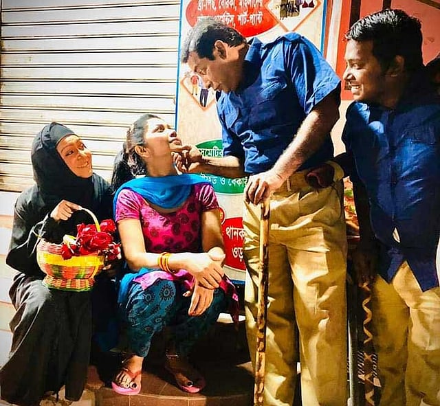 সহশিল্পীদের সঙ্গে নাটকের দৃশ্যে মোশাররফ করিম