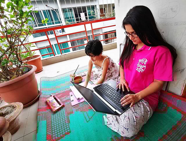 ঘরে বসে কাজ করছেন ও মেয়েকে পড়াচ্ছেন মিথিলা। ছবি: ইনস্টাগ্রাম