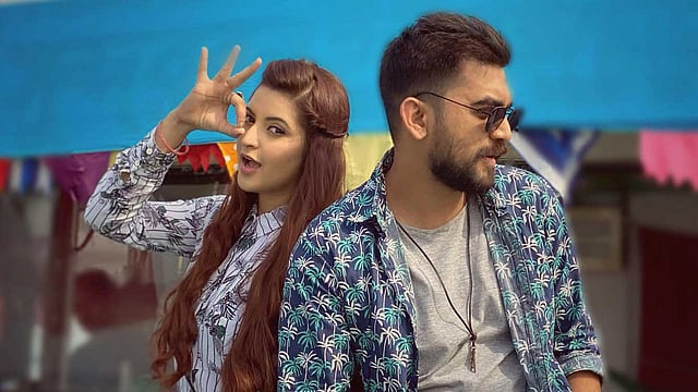 ছবির শুটিংয়ে সহশিল্পীর সঙ্গে পরীমনি। ছবি: সংগৃহীত