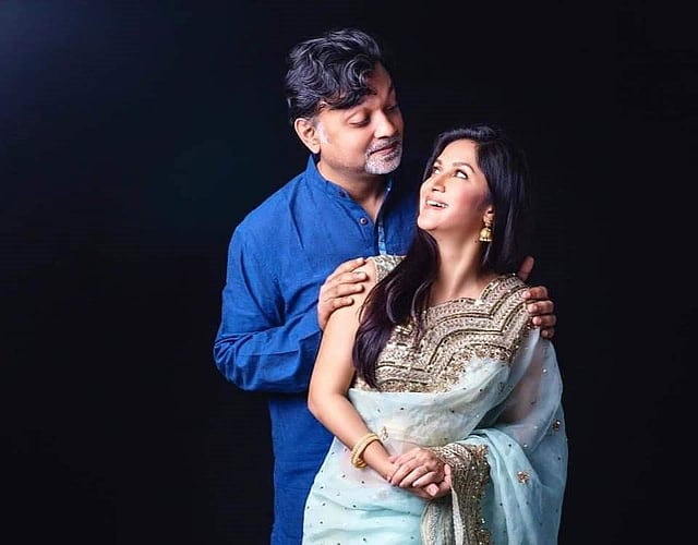 স্বামী সৃজিত মুখার্জির সঙ্গে মিথিলা। ছবি: ইনস্টাগ্রাম
