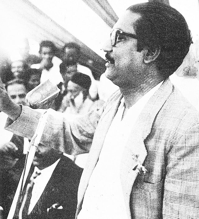 পাকিস্তানের লাহোরে ৬ দফার ঘোষণা দিচ্ছেন বঙ্গবন্ধু শেখ মুজিবুর রহমান। ৪ ফেব্রুয়ারি ১৯৬৬