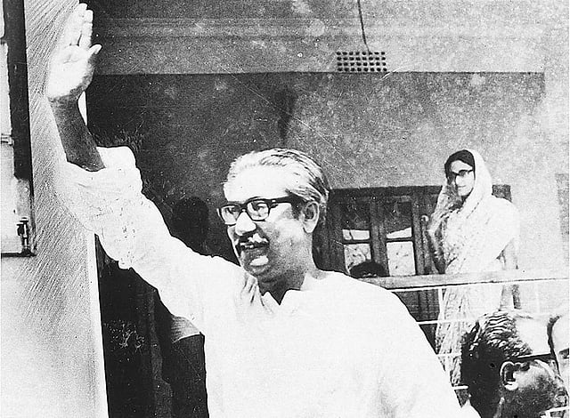 একাত্তরের ২৩ মার্চ জনতার অভিনন্দনের জবাবে ৩২ নম্বর সড়কের বাড়ি থেকে হাত নাড়ছেন বঙ্গবন্ধু। পেছনে তাঁর কন্যা শেখ হাসিনা। এই বাড়ি থেকেই ২৫ মার্চ রাতে তাঁকে গ্রেপ্তার করা হয়