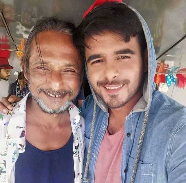 শুটিংয়ের ফাঁকে আশীষ খন্দকার ও সিয়াম আহমেদ। ছবি: সংগৃহীত