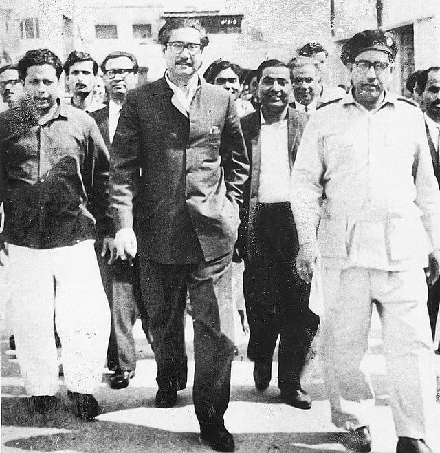 জেলখানা থেকে বঙ্গবন্ধুকে আগরতলা ষড়যন্ত্র মামলার ট্রাইব্যুনালে নেওয়া হচ্ছে। জানুয়ারি ১৯৬৯