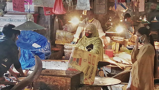 ‘আজ আইতাম না, তুমি আসবা মনে কইরা আইছি। ভাই খাইতে গেছে, আমারে কইল তুই গিয়া ব। আমি তো মাছ কাটি না, বুঝছ, তোমার জন্যই আইছি। মনে কইছে, তুমি আজ আইবা।’ মাছ কাটতে কাটতে বলে ছেলেটা। ছবি: লেখক