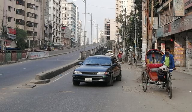 কালো গাড়ি থেকে দুজনকে দিয়ে গেল দুই পোটলা ত্রাণ।