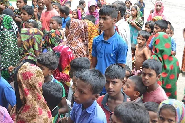 গ্রামের মানুষ এখনো মানছেন না করোনার বিধিনিষেধ। ছবি: সংগৃহীত