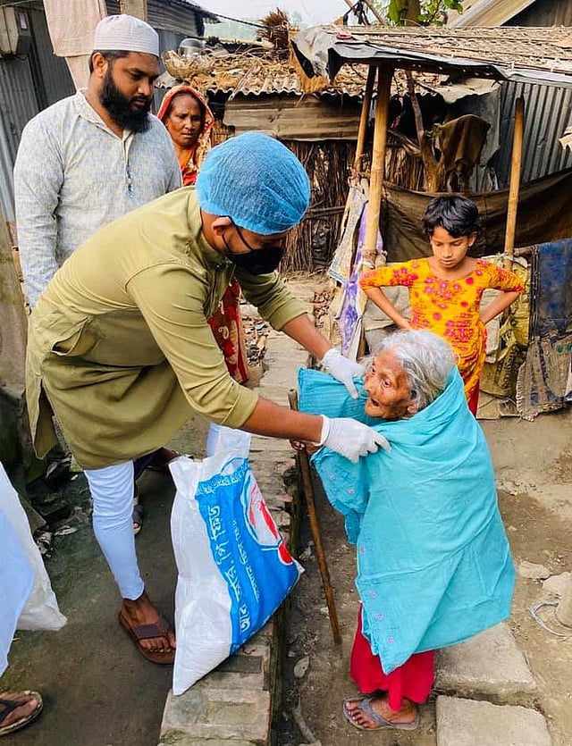 ময়মনসিংহে প্রায় ২০০ পরিবারের পাশে এসে দাঁড়িয়েছেন জাতীয় দলের ক্রিকেটার মোসাদ্দেক হোসেন। ছবি: মোসাদ্দেক ফেসবুক