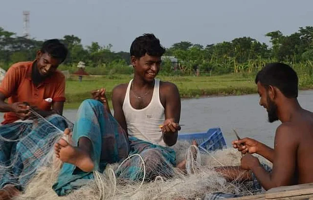 কাজে ব্যস্ত এরা। কিন্তু মাস্ক, গ্লাভস কিছু নেই। ছবি: সংগৃহীত