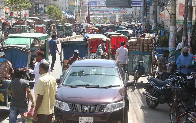 রাজশাহী নগরে বেড়েছে মানুষের আনাগোনা। ছবি: শহীদুল ইসলাম