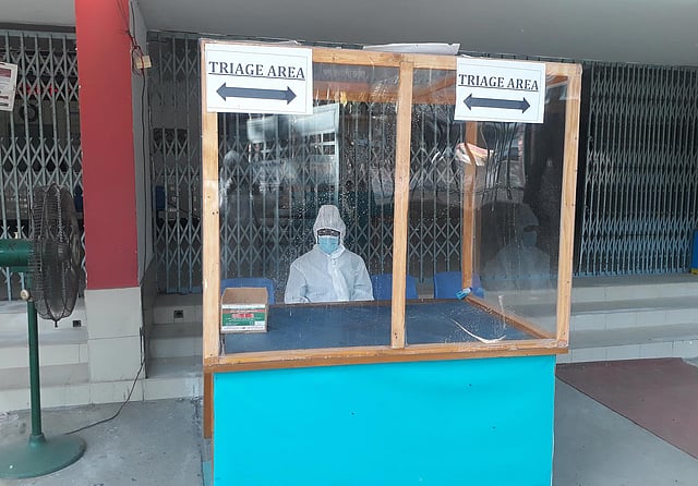 হাসপাতালের সামনে পারসোনাল প্রোটেকশন ইকুইপমেন্ট (পিপিই) পরে দায়িত্ব পালন করছেন এক ব্যক্তি। ছবি: আসাদুজ্জামান