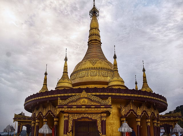 ভ্রমণের পথে বৌদ্ধমন্দির। ছবি: লেখক