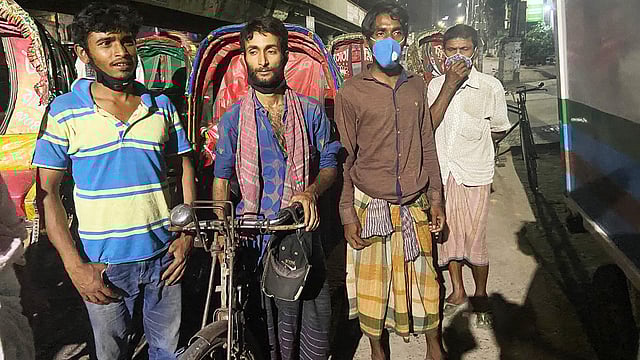 এই মানুষেরা খাবার পাওয়ার অনিশ্চয়তায় এমনই কাতর যে, করোনাভাইরাস মহামারি সম্পর্কে একটি কথাও কেউ উচ্চারণ করল না। ছবি: সংগৃহীত