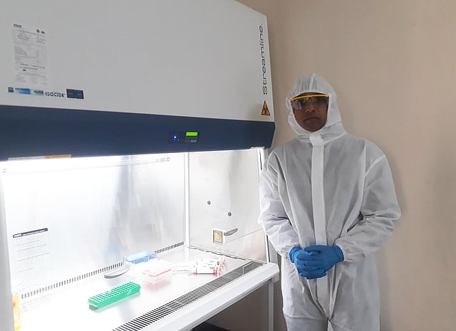 করোনাভাইরাসের লক্ষণ নিয়ে আসা ব্যক্তির মুখের লালা বা নাকের সোয়াব সংগ্রহ করা হয়। ছবি: আসাদুজ্জামান