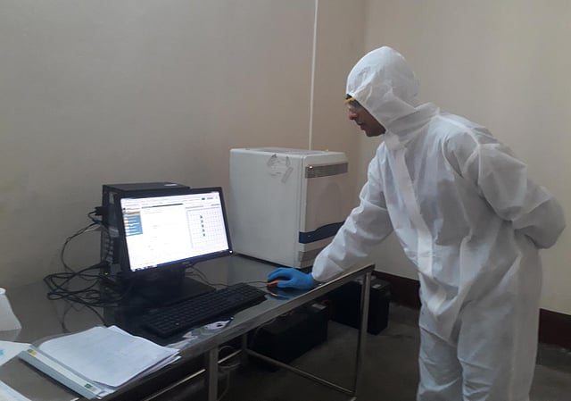 বায়োসেপটিক্যাল প্লাস টু মেশিনে প্রস্তুত করা নমুনা নিয়ে আসা হয় রিয়েল টাইম পিসিআর মেশিনে। ছবি: আসাদুজ্জামান