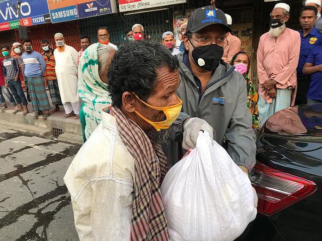 খেটে খাওয়া মানুষকে খাদ্যসামগ্রী দিচ্ছে ‘Management Net’-এর সদস্যরা। ছবি: বিজ্ঞপ্তি