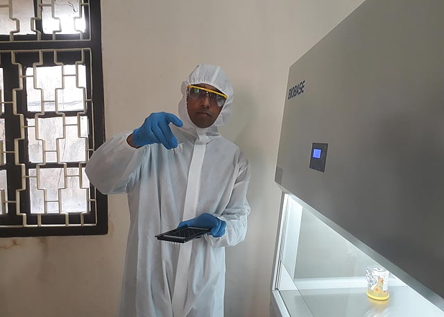 নমুনাগুলো প্রসেসিং করার পর করোনাভাইরাস শনাক্তকরণের কিটের মাধ্যমে রাইবো নিউক্লিক এসিড (আরএনএ) বের করে আনা হয়। ছবি: আসাদুজ্জামান