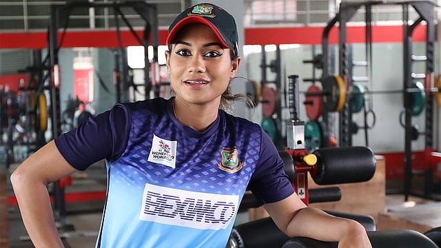 করোনাভাইরাসের সময়টায় গরিবদুঃখীদের পাশে দাঁড়ালেন নারী দলের অলরাউন্ডার জাহানারা আলম। ছবি: প্রথম আলো