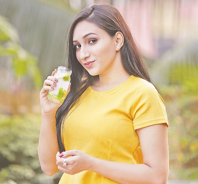 লেবুপানি এই সময়ে শরীরের জন্য উপকারী। মডেল: খুশবু, ছবি: অধুনা