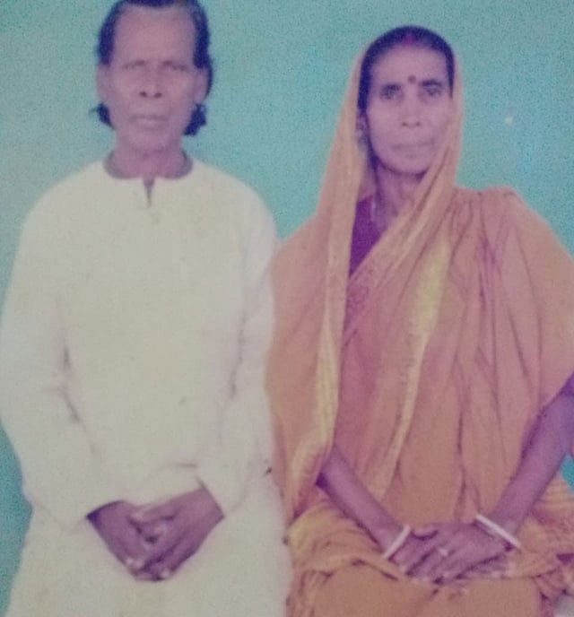 স্ত্রীর সঙ্গে গীতিকবি রতন কাহার। ছবি: সংগৃহীত