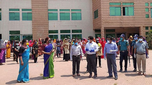 এভাবে সুশৃঙ্খলভাবে দাঁড়িয়ে ত্রাণ সংগ্রহ করে হিজড়া জনগোষ্ঠীর সদস্যরা। চট্টগ্রাম, ২ এপ্রিল। ছবি: প্রণব বল