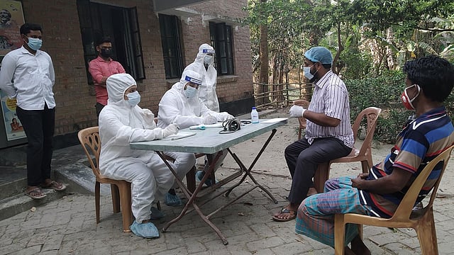 রোগীর বাড়ি গিয়ে চিকিৎসা দিচ্ছেন নড়াইল এক্সপ্রেস ফাউন্ডেশনের চিকিৎসকেরা। ছবি : সংগৃহীত