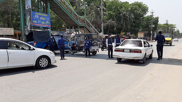 ঢাকা-আরিচা মহাসড়কের মানিকগঞ্জ বাসস্ট্যান্ড এলাকায় তল্লাশি চৌকি বসিয়েছে পুলিশ। অতি জরুরি প্রয়োজন ছাড়া সব যানবাহন ফিরিয়ে দেওয়া হচ্ছে। আজ দুপুরে মহাসড়কের মানিকগঞ্জ বাসস্ট্যান্ড এলাকায়। ছবি: আব্দুল মোমিন