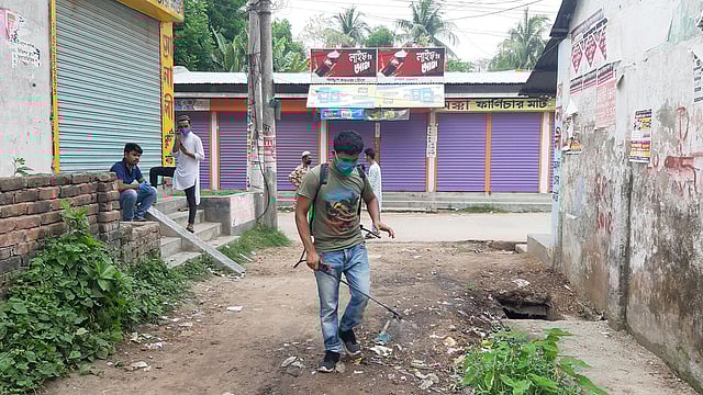 ব্রাহ্মণবাড়িয়া জেলা শহরের বিভিন্ন পাড়ামহল্লা, মসজিদ, হাসপাতাল, রাস্তাঘাট, যানবাহন, সরকারি-বেসরকারি বিভিন্ন দপ্তরে ব্যক্তিগত উদ্যোগে জীবাণুনাশক ছিটাচ্ছেন তরুণ ব্যবসায়ী আশিকুল আলম। ৩ মার্চ, পূর্ব পাইকপাড়া, ব্রাহ্মণবাড়িয়া শহর। প্রথম আলো