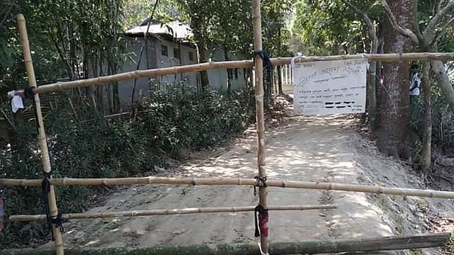 করোনাভাইরাসের সংক্রণ ঠেকাতে টাঙ্গাইলের গোপালপুর উপজেলার তিন গ্রামের মানুষ স্বেচ্ছায় লকডাউন ঘোষণা করেছেন। বন্ধ করে দেওয়া হয়েছে গ্রামের প্রবেশপথ। ছবিটি আজ সোমবার ধুলটিয়া গ্রাম থেকে তোলা। ছবি: প্রথম আলো