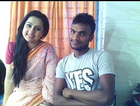 পূর্ণিমার সঙ্গে প্রোডাকশন বয় হাসিব মোল্লা। ছবি: সংগৃহীত