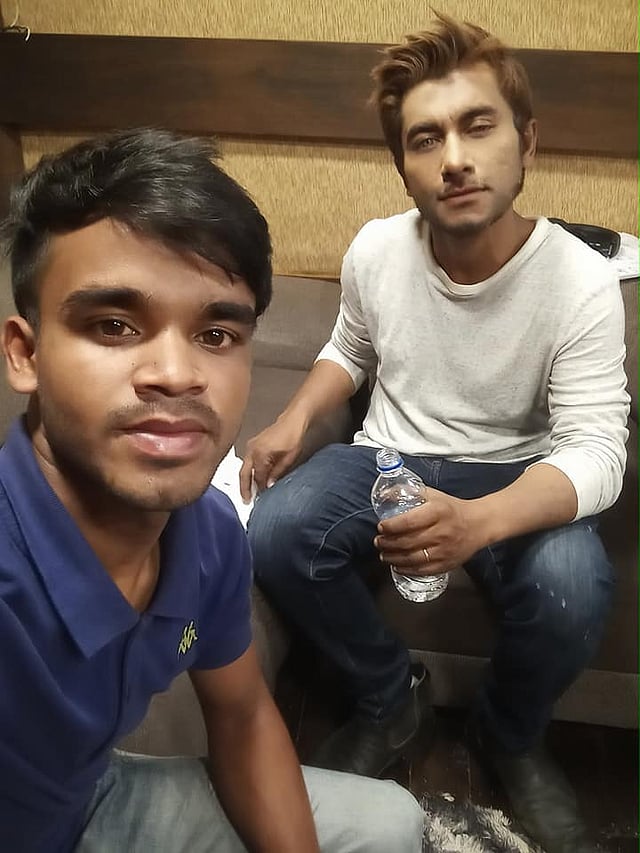 প্রোডাকশন বয় মেরাজ হোসেনের সেলফিতে তাসকিন আহমেদ। ছবি: সংগৃহীত