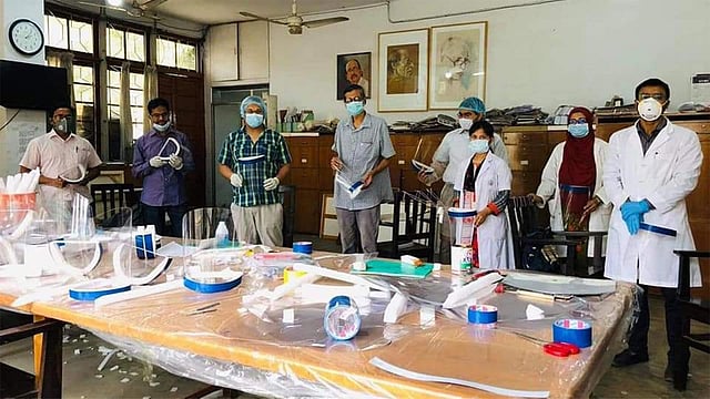 করোনায় চিকিৎসা কাজে নিয়োজিতদের সুরক্ষা দিতে চারুকলা-বিএসএমএমইউ বানিয়েছে ফেইস শিল্ড। ছবি: সংগৃহীত