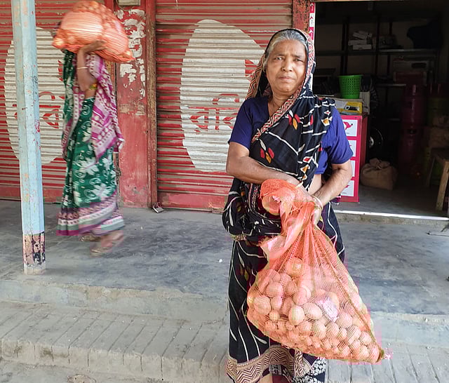 খাদ্য সামগ্রী নিয়ে যাচ্ছেন মানুষ। ছবি: বিজ্ঞপ্তি
