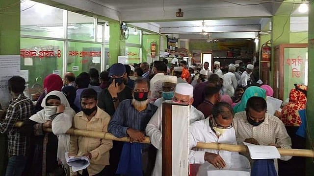 করোনাভাইরাসের কারণে সামাজিক দূরত্ব বজায় রাখতে বলা হচ্ছে। কিন্তু ব্যাংকগুলোতে সেই দূরত্ব বজায় রাখা যাচ্ছে না। ছবি: সংগৃহীত