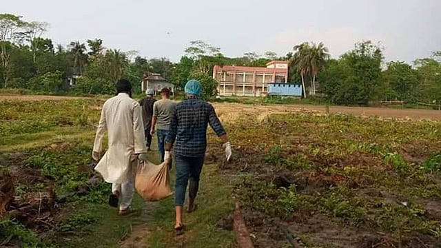অসহায় পরিবারের কাছে খাবার পৌঁছে দিচ্ছেন শরীয়তপুরের একদল তরুণ। ছবি: প্রথম আলো