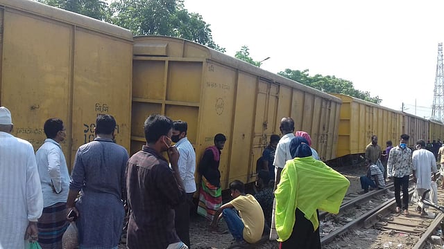 মালবাহী ট্রেনের দুটি বগি লাইনচ্যুত হয়েছে। জয়দেবপুর রেল জংশন এলাকা, গাজীপুর, ১০ এপ্রিল। ছবি: সংগৃহীত